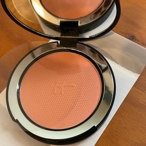 IT blush “Je Ne Sais Quoi” brand new